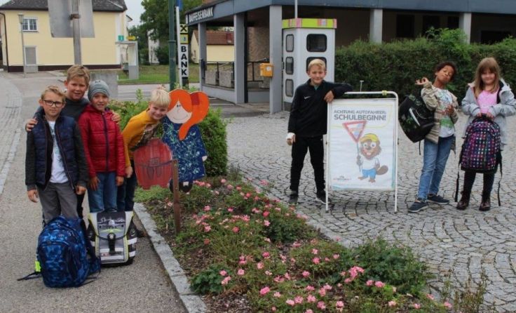 Schüler vor der Volkschule Kirchdorf-Mühlheim (Foto: Andrea Schachinger)