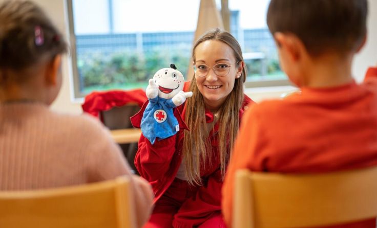 ROKO bringt Kindergartenkindern Erste Hilfe bei. (Foto: OÖRK/Peter Baier)