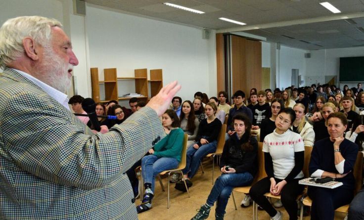 Franz Fischler informiert die Schüler über die EU. (Foto: Gymnasium)