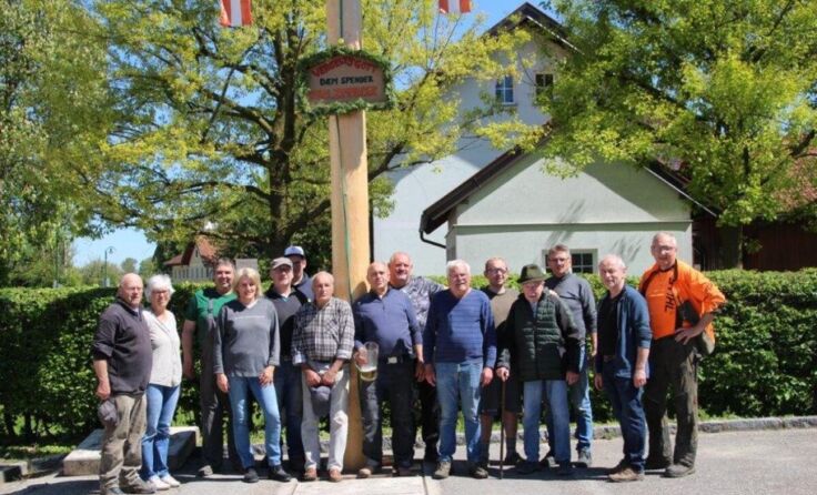 Die Kirchdorfer Hofmarkler Zeche stellte dieses Jahr zum vierten Mal den Maibaum auf. (Foto: Privat)