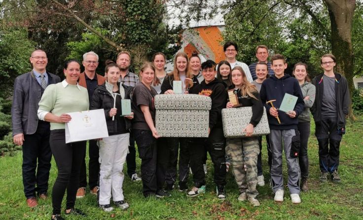 Die Lehrkräfte freuen sich mit den Schülern über ihren Erfolg. (Foto: Privat)