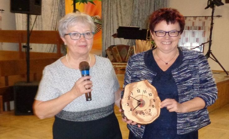 Die Gewinnerin der Uhr Gabi Augl (re) mit OV Anna Pilz