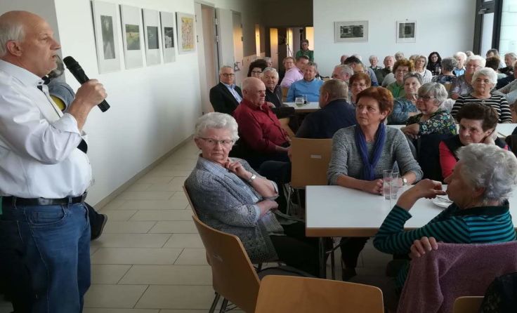 Bezirksvorsitzender Hans Affenzeller bei seinen Grußworten.