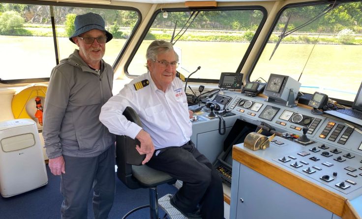 Reiseleiter Willi Gratzl mit dem Kapitän der "Donaunixe".