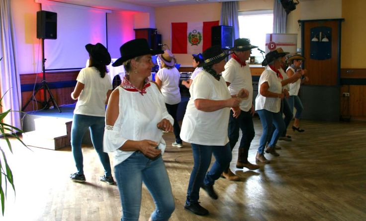 Schwungvoll eröffnete die Linedancegruppe Kefermarkt.