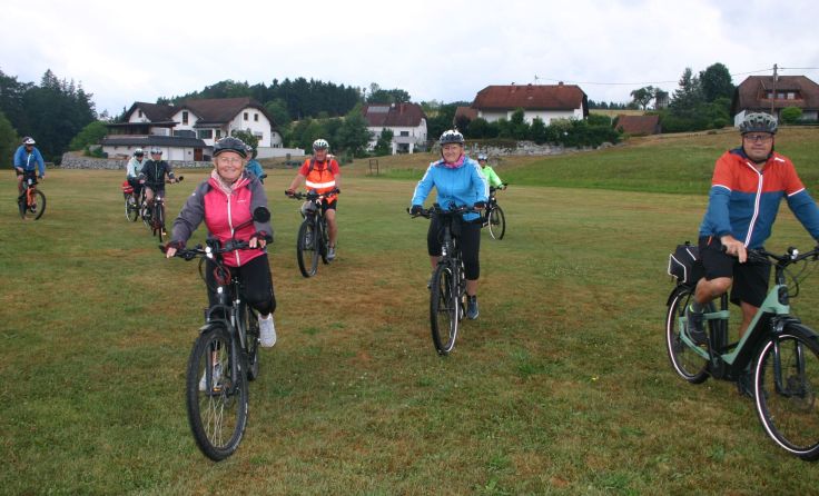 Trotz Regens strömten viele Radfahrer*innen nach Tragwein. (Bildrechte: PVBOFrHans Leitner)