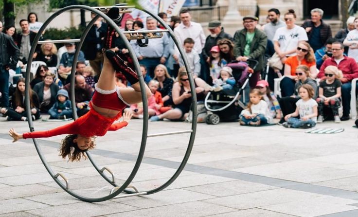 Circo Puntino wird für Wheelrad-Akrobatik in Burghausen sorgen. Foto: Circo Puntino