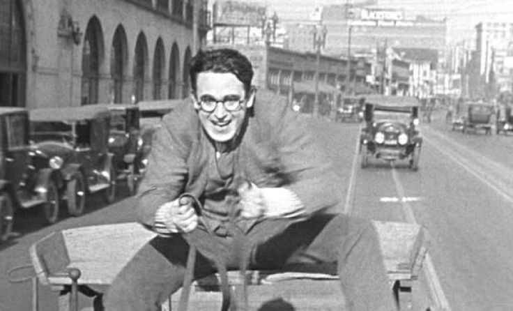 Hauptdarsteller Harold Lloyd hat in „Girl Shy“ panische Angst vor Frauen.