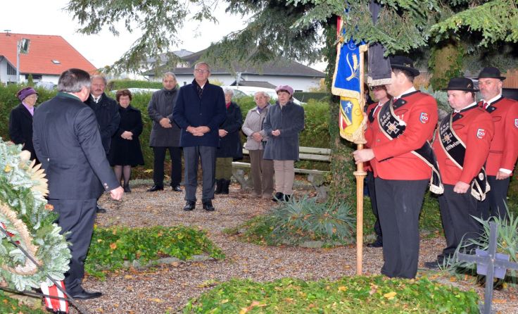 Am Lagerfriedhof in Altheim wurde eine Gedenkfeier abgehalten. Foto: Vorich