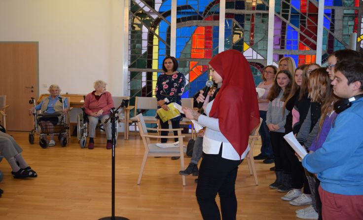 Die Jugendlichen trugen unter anderem Gedichte vor. Foto: BFI/Miriam Zillner