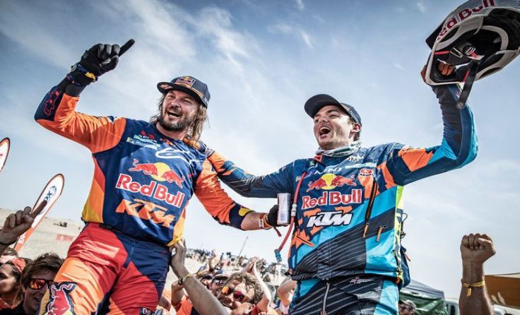 Toby Price (l.) gewann die Rallye Dakar vor Matthias Walkner. Foto: Marcin Kin