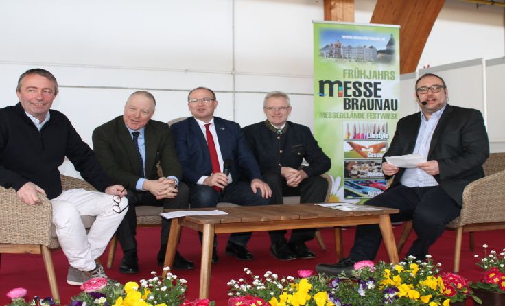 Mit einer launigen Talkrunde wurde die Frühjahrsmesse eröffnet. Foto: Tips/Kobler