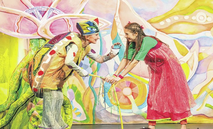 Das Theater Heuschreck zeigt „Sophie und das Drei-Federn-Rätsel“. Foto: Theater Heuschreck