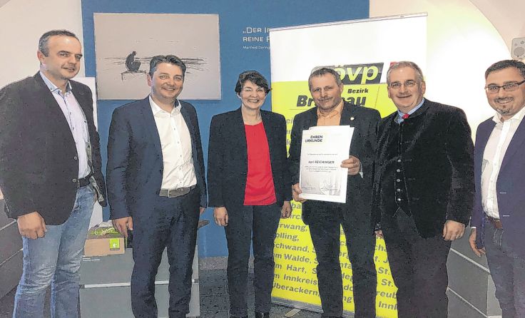 Karl Reichinger (3.v.r.) bekam das Goldene Ehrenzeichen überreicht. Foto: OÖVP Braunau