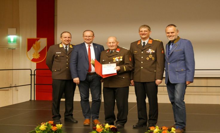 Leopold Esterbauer (Mitte) wurde für 70 Jahre Dienstzeit ausgezeichnet. Foto: Privat