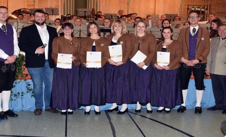 Langjährige Mitglieder der Stadtmusikkapelle Altheim wurden prämiert. Foto: Vorich