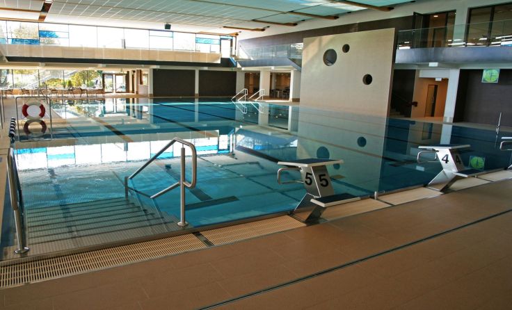 Wetterbedingt bleibt das Hallenbad Braunau länger geöffnet. Foto: Blum