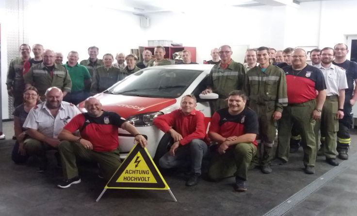 30 Mitglieder nahmen an der Schulung im Umgang mit Elektrofahrzeugen teil. Foto: FF Aspach