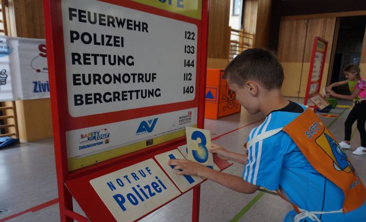 Unter anderem Notrufnummern mussten von den Kindern zugeordnet werden. Foto: OÖ Zivilschutz