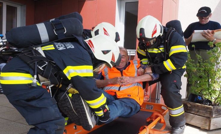 Mehrere Bewohner des Seniorenheims mussten bei der Übung evakuiert werden. Foto: Gerald Badegruber