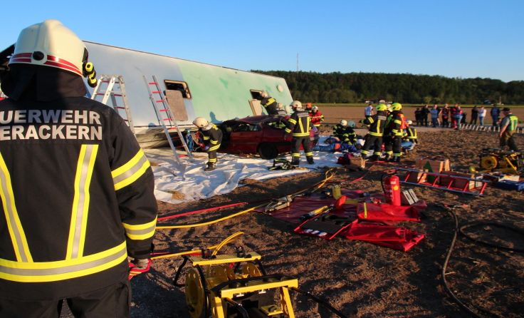 Übungsszenario war unter anderem ein Unfall mit einem Reisebus. Foto: Abschnitts-Kommando Braunau