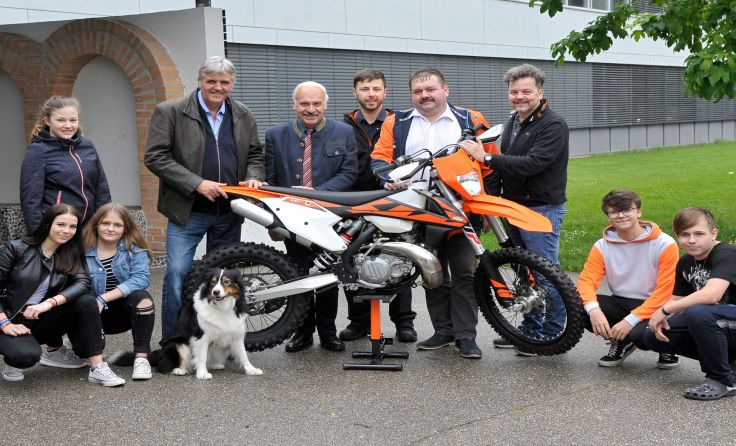 Am neuen Zweitaktmotorrad von KTM können die Schüler künftig schrauben. Foto: Manfred Fesl
