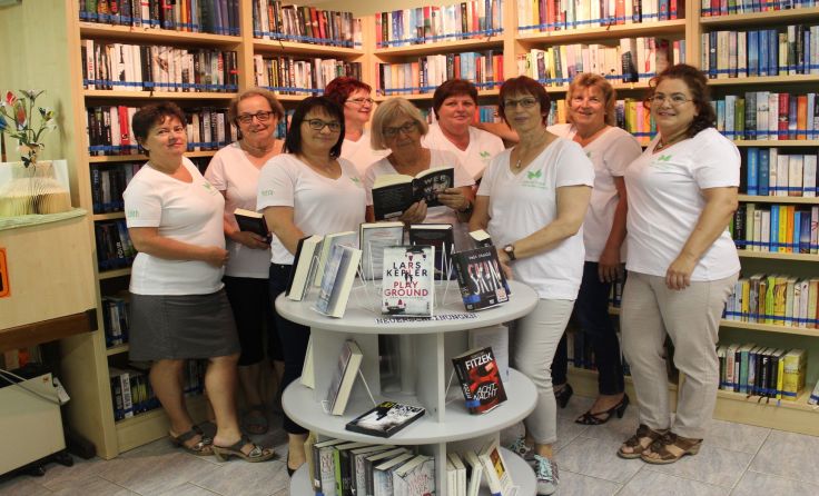 Damen aus Handenberg pflegen und betreuen die Gemeindebücherei. Foto: Privat