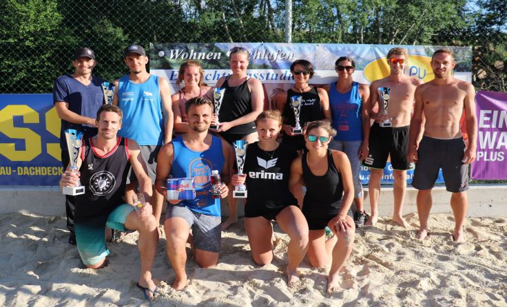 Die Siegerteams des Turniers der Quasi-Beacher in Gundholling Foto: Privat