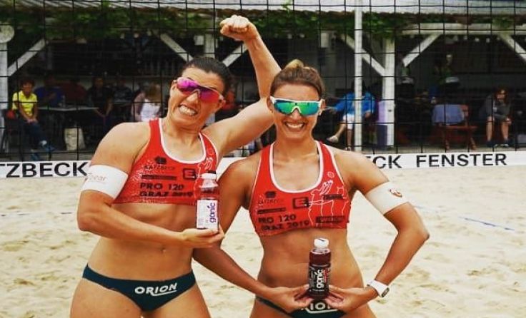 Eva Freiberger (r.) mit Partnerin Valerie Teufl beim Turnier in Graz Foto: Austrian Beach Tour