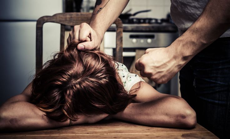 Ein Großteil der Opfer von Gewalt sind Frauen. Foto: Lolostock/Shutterstock.com