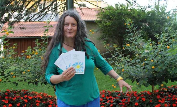 Birgit Huber aus Mauerkirchen verarbeitet ihre Gedanken in kleinen Büchlein. Foto: Tips/Kobler