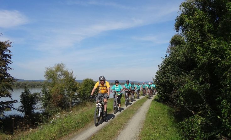 In Kleingruppen und mit Tourguides geht es zum Holzöstersee. Foto: Hans Mühlthaler