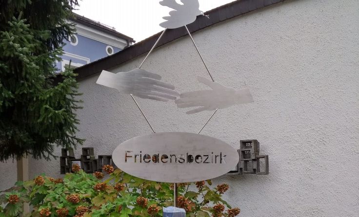 Das neue Friedensbezirk-Symbol in Mattighofen Foto: Kendlbacher