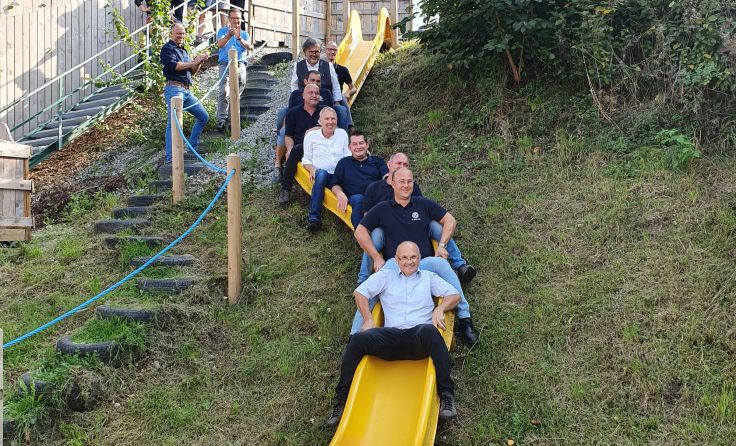Bei der Übergabe testeten die Kiwanis-Mitglieder den Spielplatz gleich selbst. Foto: Kiwanis
