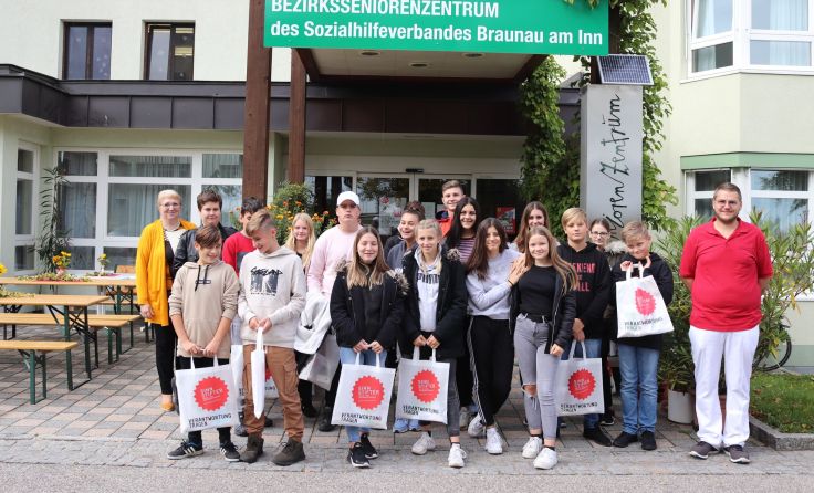 Unter anderem besuchten die Schüler das Altheimer Seniorenheim. Foto: Privat