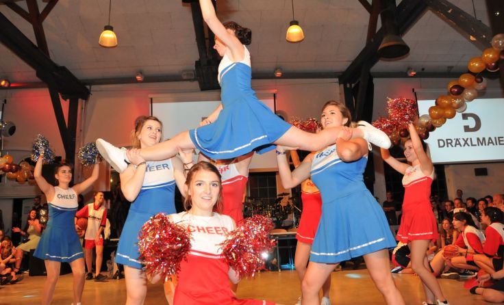 Auch eine Cheerleader-Einlage stand auf dem Programm. Foto: Bettina Seidl