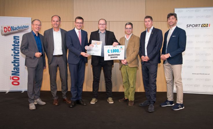 Bezirkssieger Lukas Diermair (Mitte) bei der Preisübergabe Foto: Cityfoto/Katouly