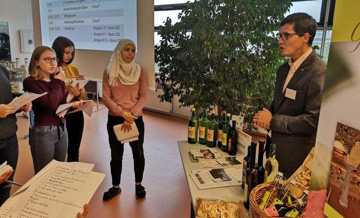 Thomas Ober vom Obergut mit einer Gruppe von HLW-Schülern Foto: Bettina Seidl