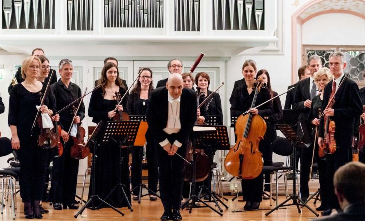 Der Burghauser Kammerorchester spielt unter der Leitung von Peter Wesenauer. Foto: J. Eschenfelder
