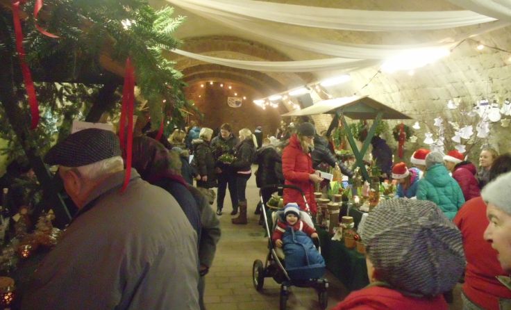 Der Aspacher Schlosskeller versprüht beim Adventmarkt ein besonderes Flair. Foto: Liselotte Fuchs