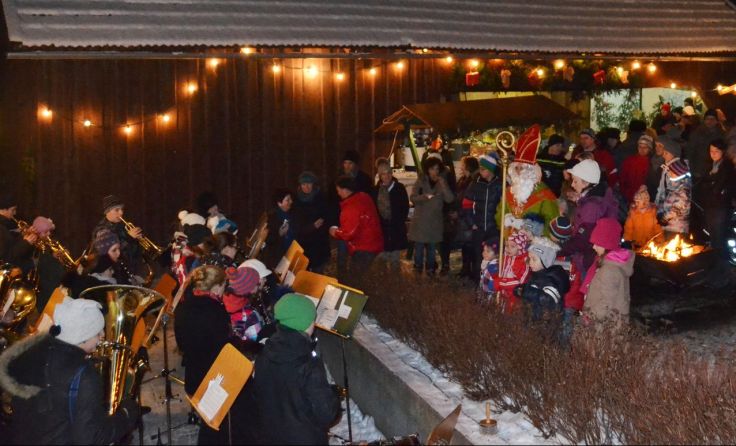 Die Trachtenkapelle Solinger stimmt musikalisch auf die Vorweihnachtszeit ein. Foto: Solinger