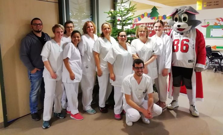 Der „Wildcats Willi“ besuchte die Altöttinger Kinderstation. Foto: Wildcats