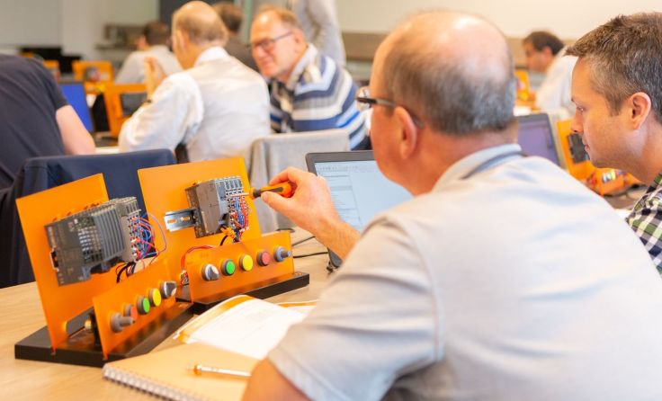 B&R hat in Eggelsberg 22 Lehrer technischer Bildungseinrichtungen geschult. Foto: B&R