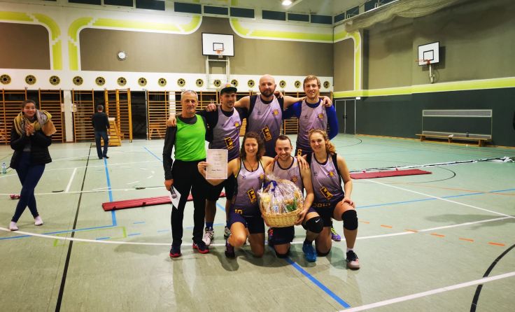 Das siegreiche Team Treubach/Ried/Altötting mit Organisator Josef Weinberger Foto: ATSV Braunau