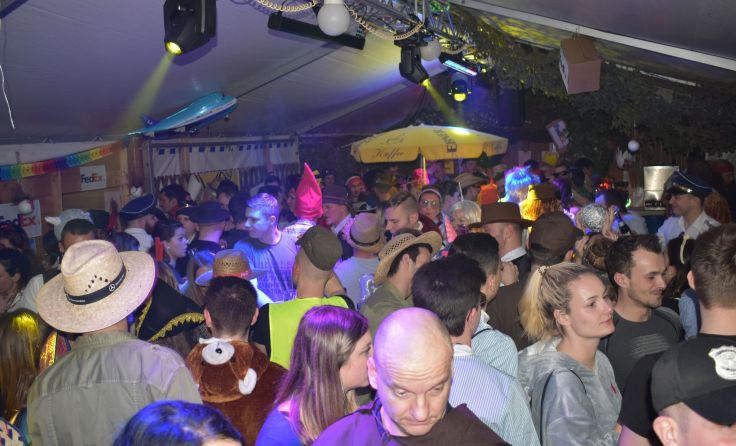 Am Faschingssamstag veranstaltet die Feuerwehr Weng einen großen Maskenball. Foto: Feuerwehr Weng