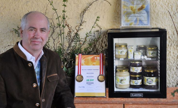 Herbert Pointner bietet seine Honigprodukte in einem Selbstbedienungsschrank an. Foto: Privat