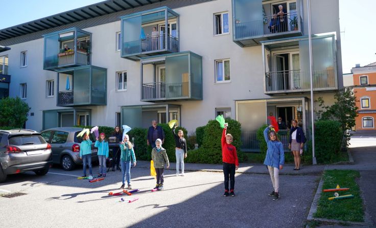Im Garten des Betreuten Wohnens geben die Kinder kleine Konzerte. Foto: Scharinger