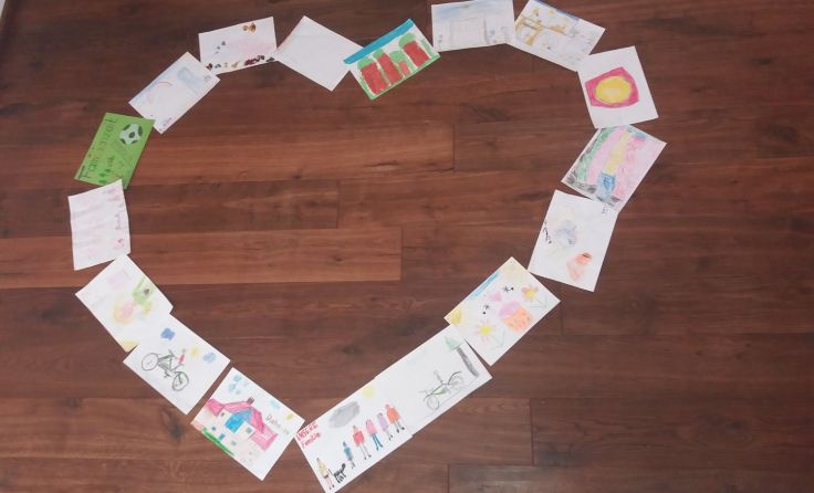 Die Bilder der Kinder wurden am Ende in einer Herzform angeordnet. Foto: Privat