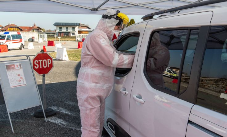 Ein Rot Kreuz-Mitarbeiter bei der Probenabnahme in der Drive-In Station Foto: RKOÖ/Stefan Pommer