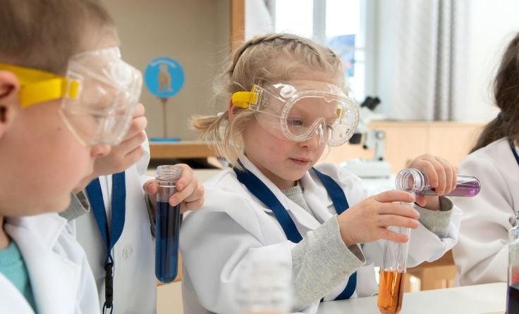 In der Spürnasenecke werden die Kindergartenkinder zu kleinen Forschern. Archivfoto: Chris Hofer